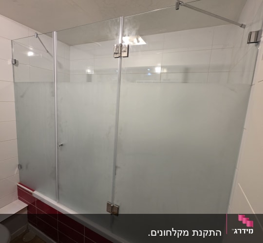 מקלחון זכוכית עם דלתות שקופות בחדר אמבטיה